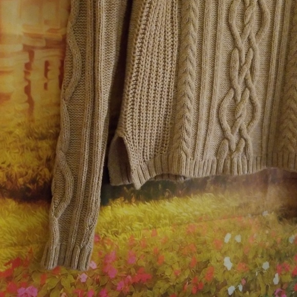Old Navy Classic Cable Knit Sweater - Picture 4 of 8